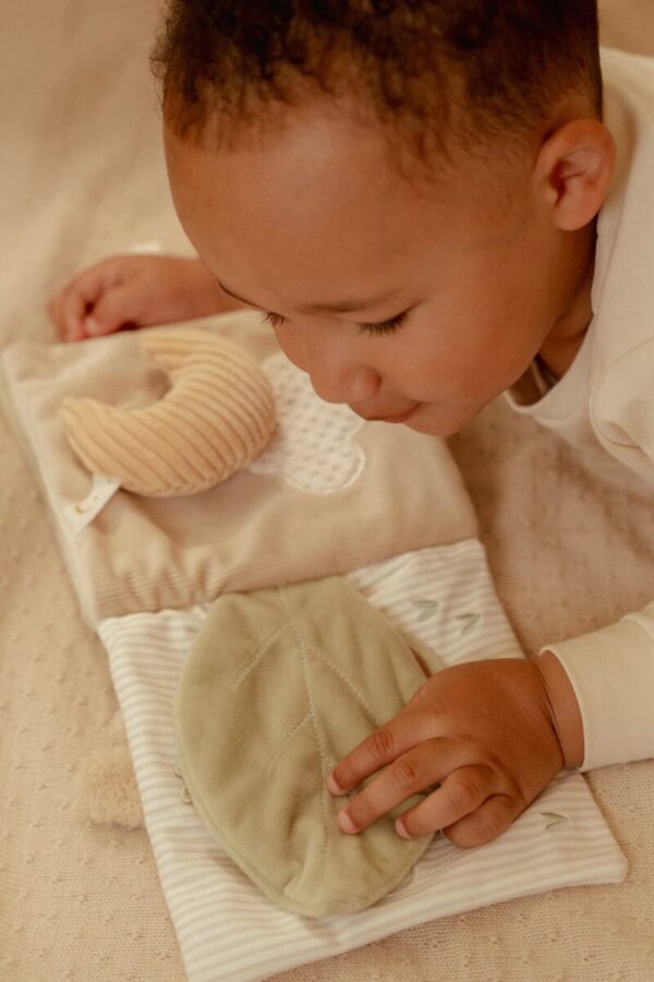 LITTLE DUTCH minkšta žaidimų knyga  „Newborn Naturals“ - Image 3