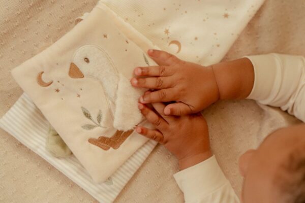 LITTLE DUTCH minkšta žaidimų knyga  „Newborn Naturals“ - Image 4