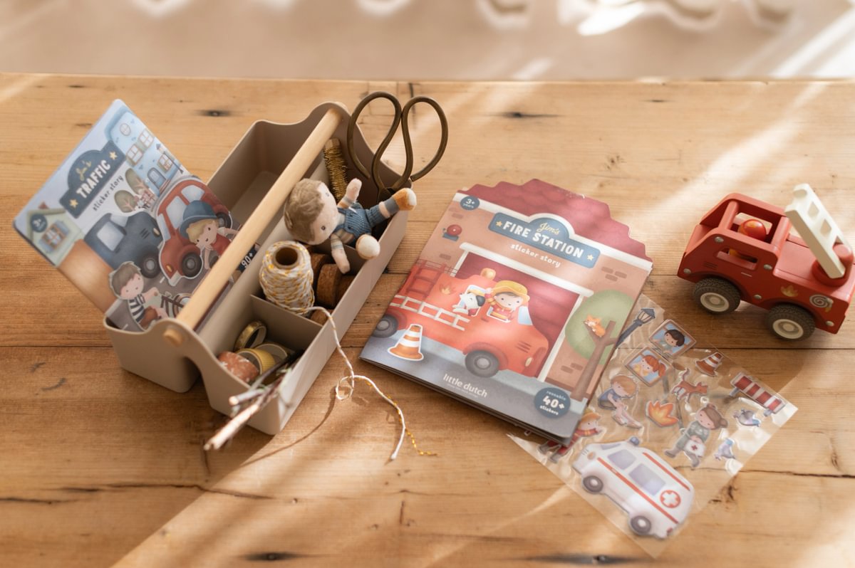 Little Dutch daugkartinio naudojimo lipdukų knygelė „Jim ir draugai“ - Image 4