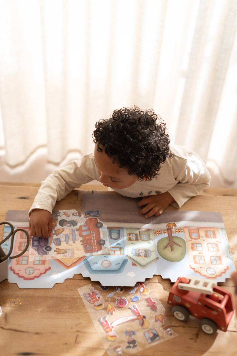 Little Dutch daugkartinio naudojimo lipdukų knygelė „Jim ir draugai“ - Image 5