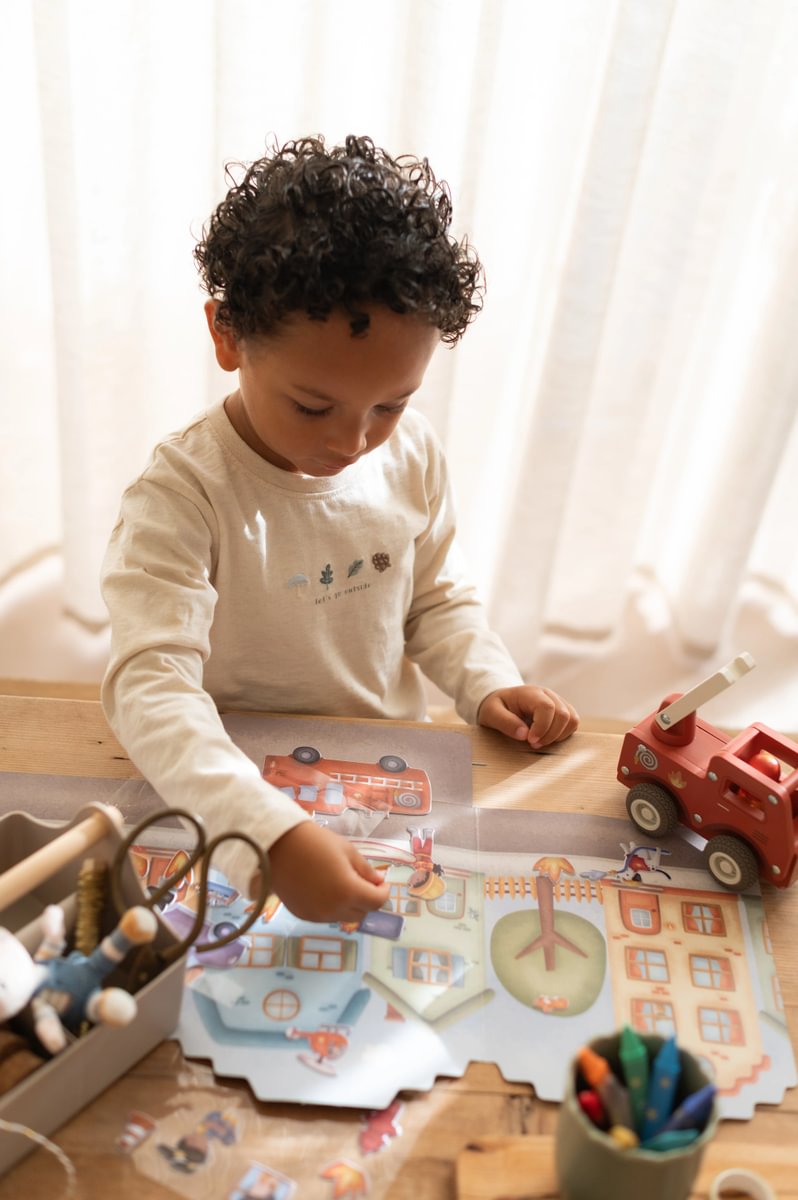 Little Dutch daugkartinio naudojimo lipdukų knygelė „Jim ir draugai“ - Image 3