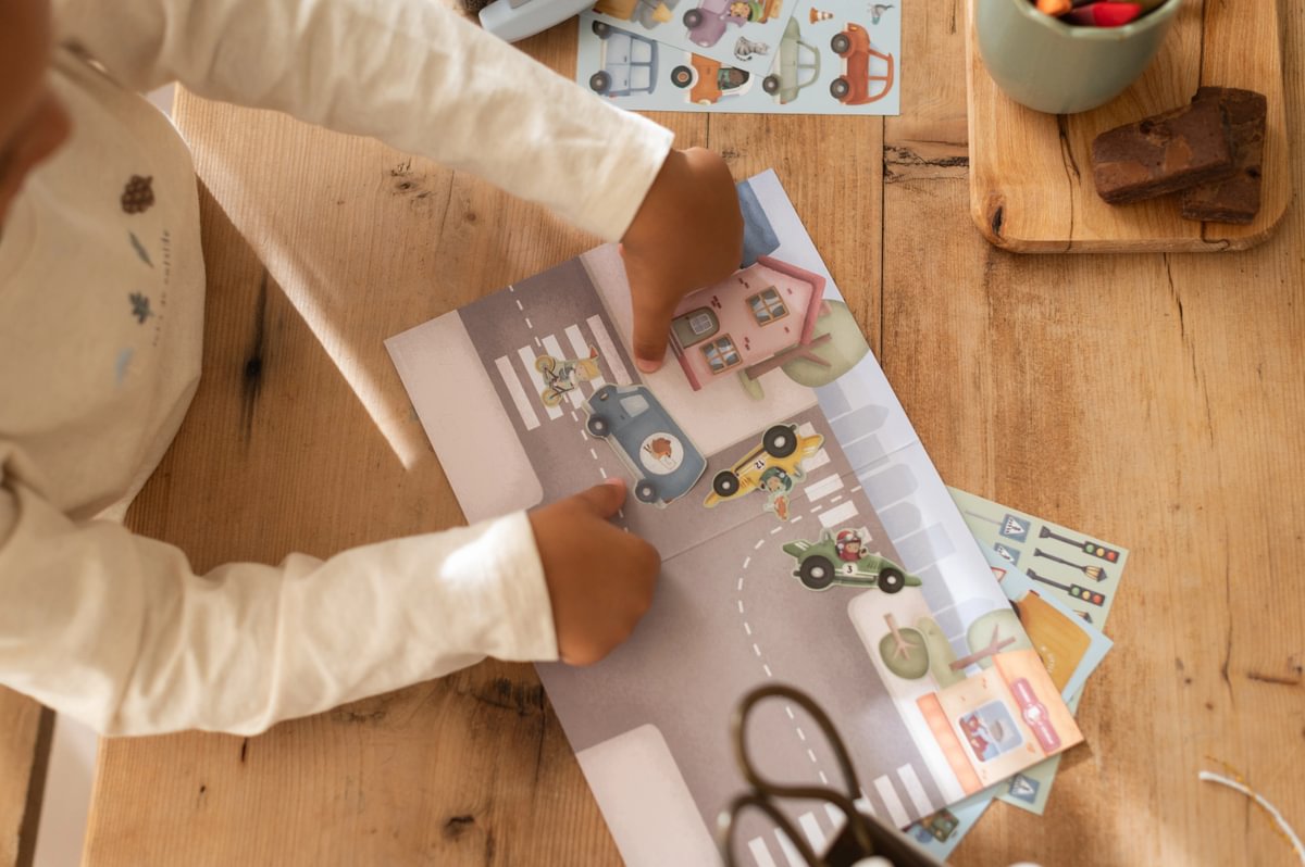 Little Dutch lipdukų istorijų knygelė „Jim ir draugai“ - Image 4