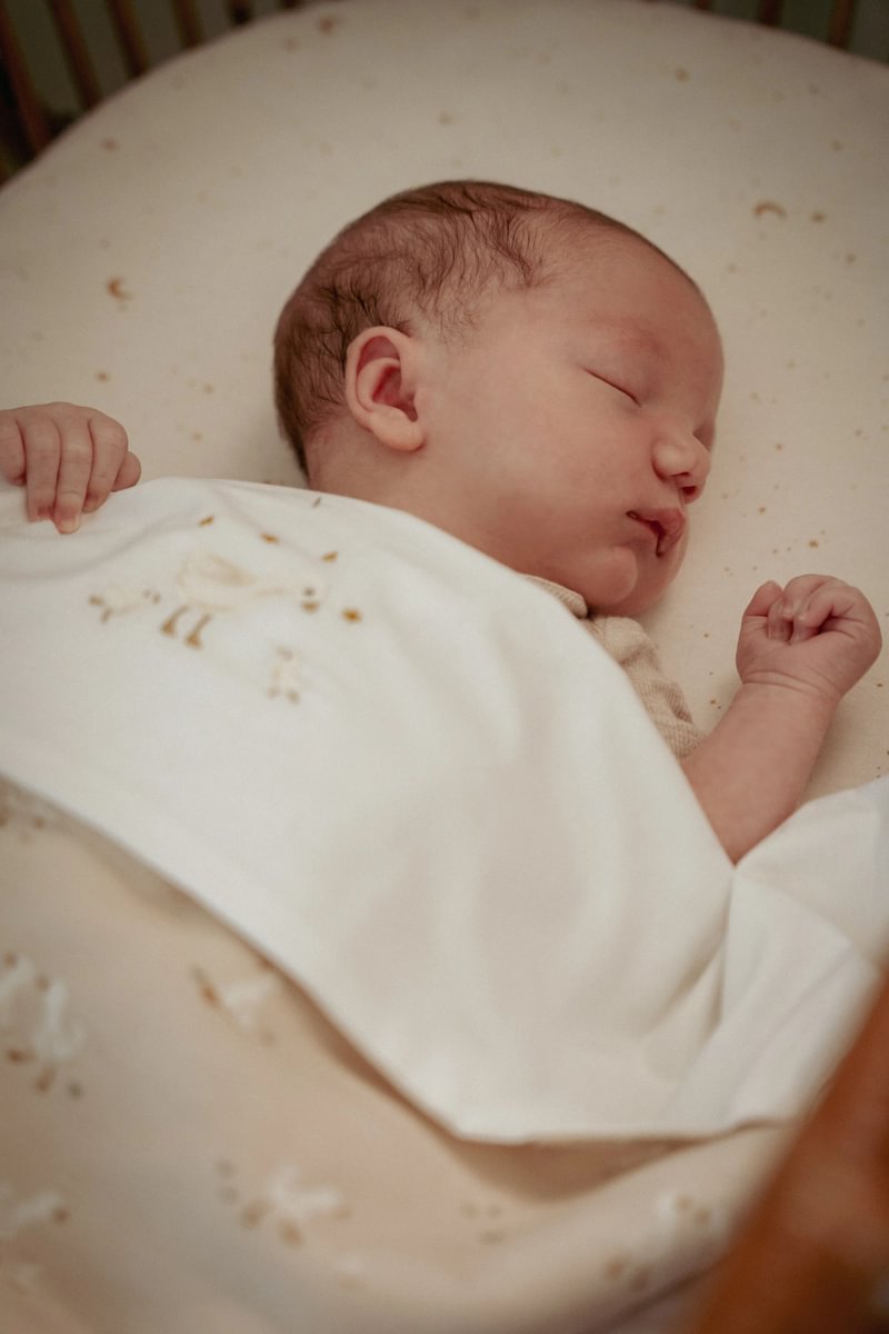 Little Dutch lovelės paklodė su guma „Mėnulis ir žvaigždės“ 60x 120 cm - Image 4