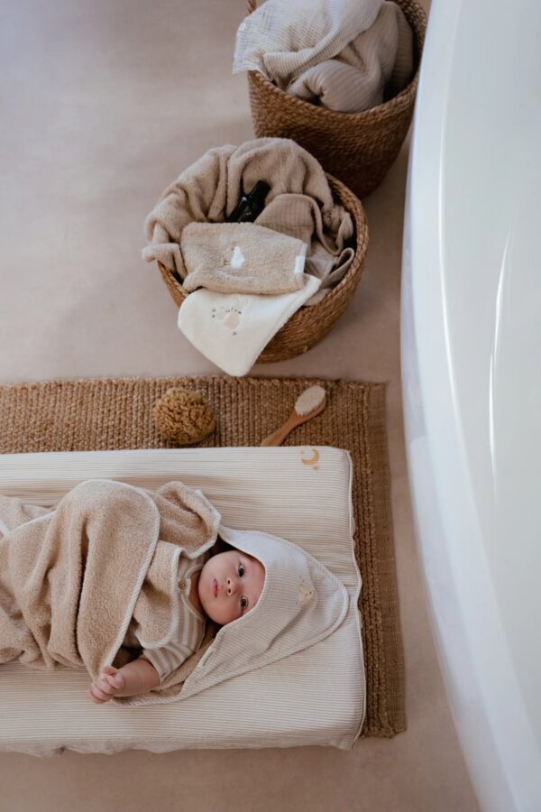 Little Dutch rankšluostis su gobtuvu „Baby Bunny“ 75 × 75 cm - Image 7